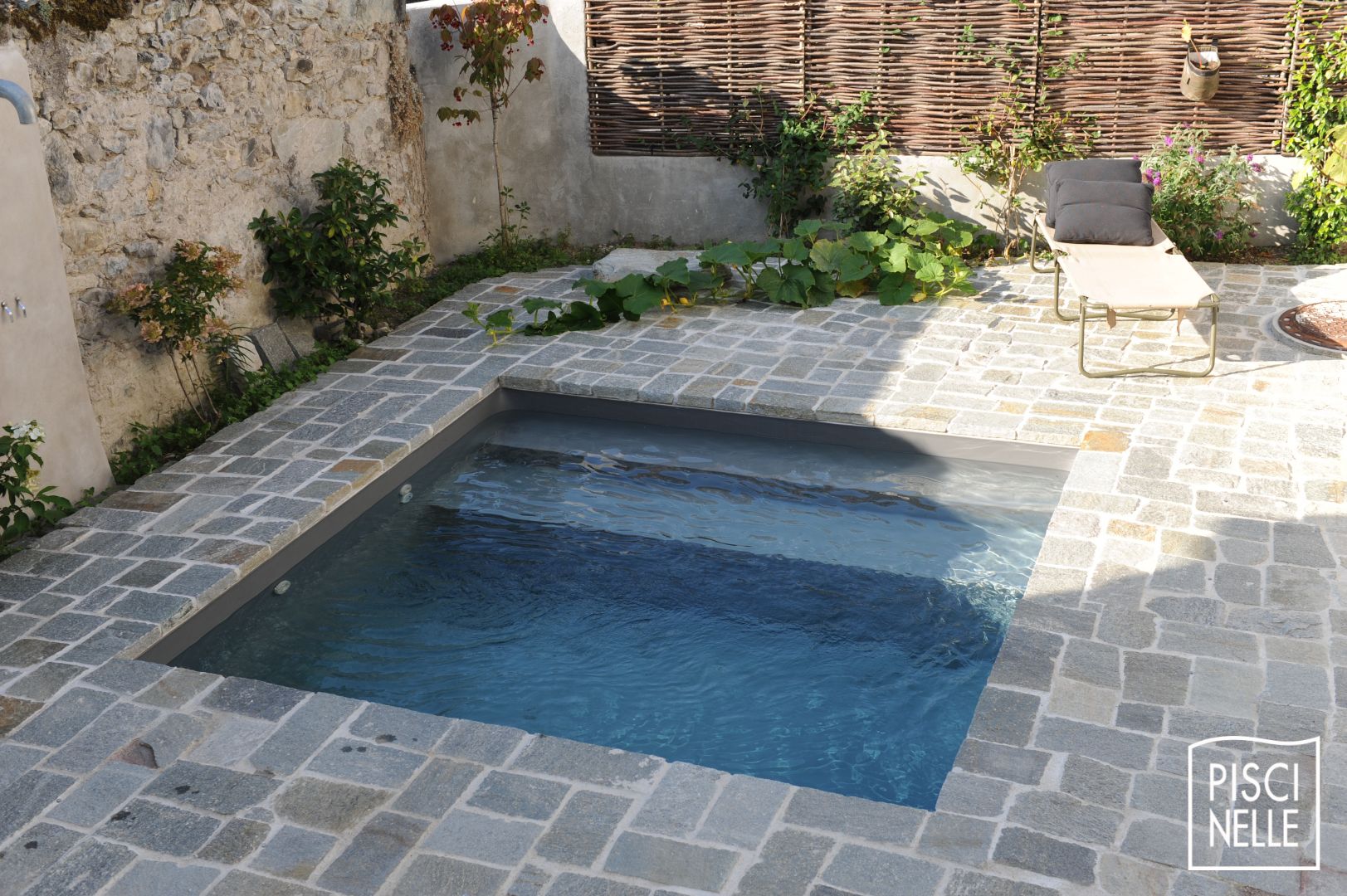 Reportage photo piscine et terrasse en pierre naturelle Piscinelle Reportage photo piscine et terrasse en pierre naturelle Piscinelle