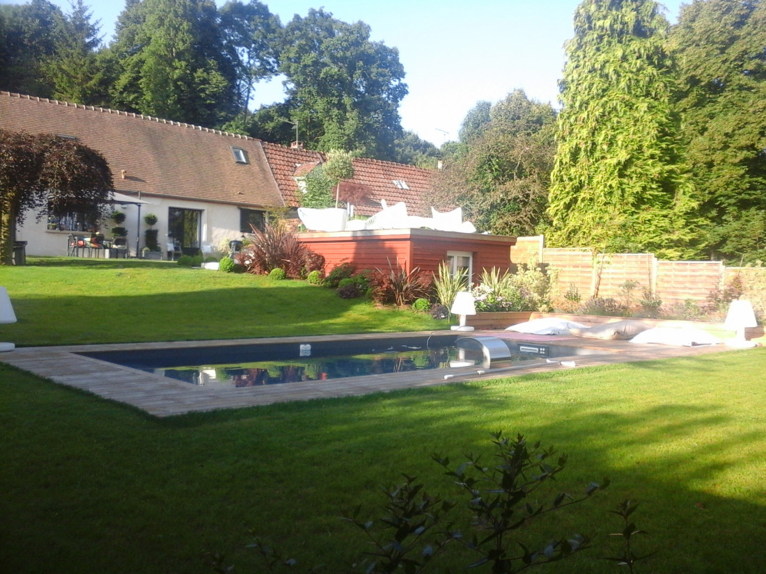 APRES : l'espace piscine apparaît comme une réussite et une évidence. Il valorise tant la maison que le jardin.