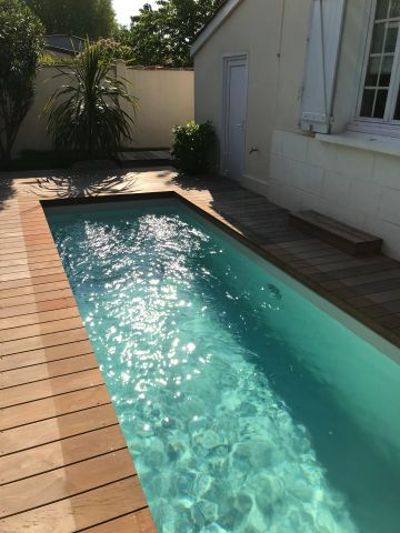 La petite piscine de 10m² donne tout son sens à cet espace au bord de la maison !