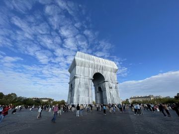 Photographie de l'Arc de Triomphe de Paris emballé par Christo