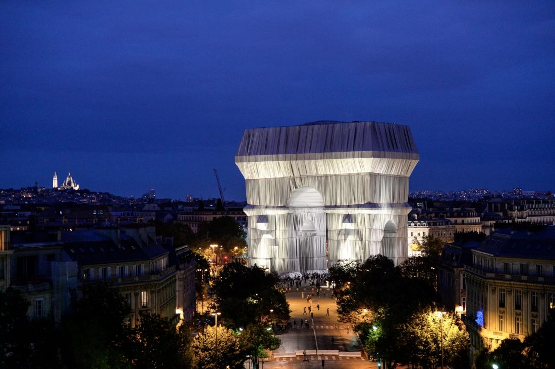 L'Arc de Triomphe revisité par Christo en septembre 2021 à la nuit tombée...