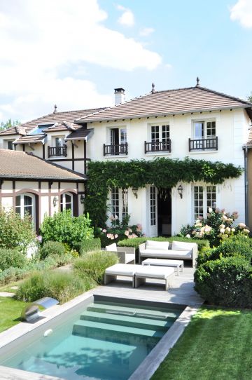 Une petite piscine sans autorisation administrative enterrée dans un joli jardin paysagé.