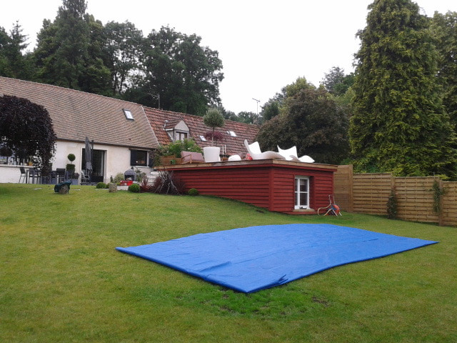 AVANT : mise en place du gabarit permettant de trouver les bonnes proportions de la piscine.