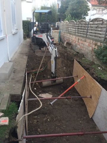 La largeur du passage permet le terrassement par une mini-pelle pour laisser place...