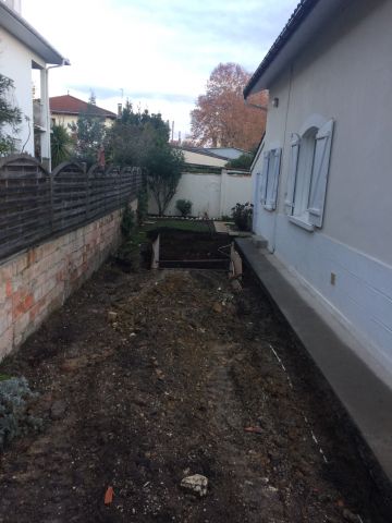 La partie de terrain en bordure de la maison était un espace exiguë et perdu...