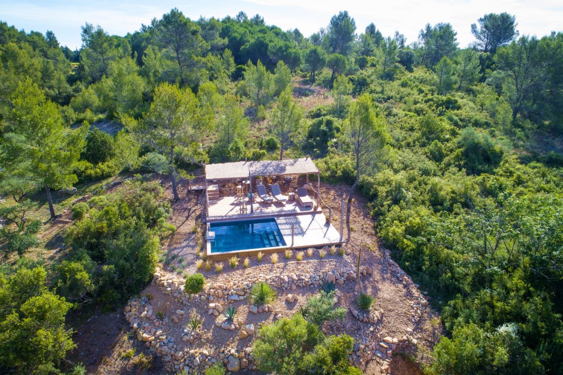 Au milieu de la garrigue, à quelques pas de la maison d'hôtes, l'espace piscine est une parenthèse, une oasis en forme d'appel à la déconnexion.