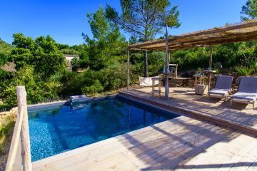 Surrounded by pine forests and lavender fields, this pool has an almost rustic look with pine decks and very simple furniture enabling guests to get back to basics.