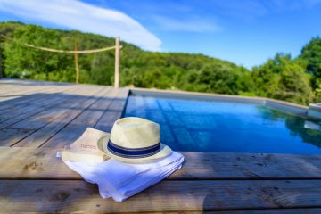 Un livre, une serviette, un chapeau... le triptyque de la poésie des vraies vacances.