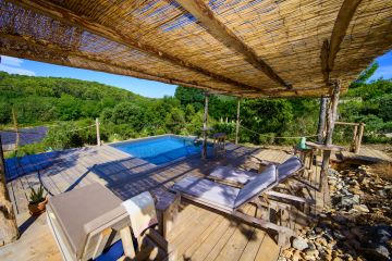 Au milieu de la garrigue cette piscine est conçue comme un îlot, une oasis, une parenthèse qui nous donne envie de déconnecter.