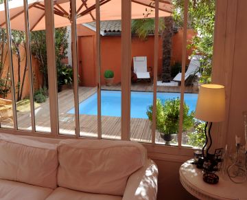 Petite piscine carrée sans déclaration dans une cour intérieure.