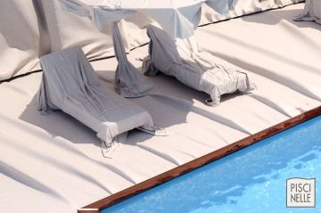 Chaises longues de piscine emballées en hommage à Christo