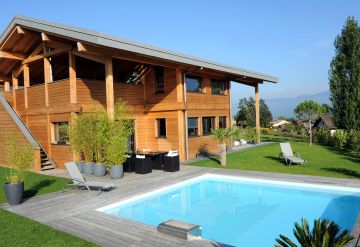 Piscine carrée Bo5.5 avec un chalet en montagne 