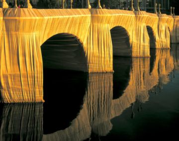 Emballage du Pont Neuf à Paris par l'artiste Christo