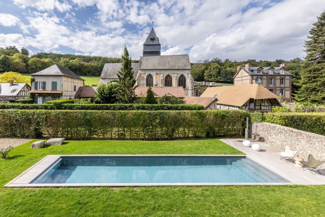 Le couloir de nage apporte un art de vivre contemporain dans cet environnement séculaire. 