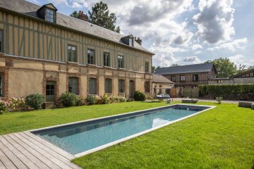 La maison en colombages si typique et entièrement restaurée avec goût méritait tout le soin qu'apporte Piscinelle à l'intégration parfaite d'un bassin dans un jardin.