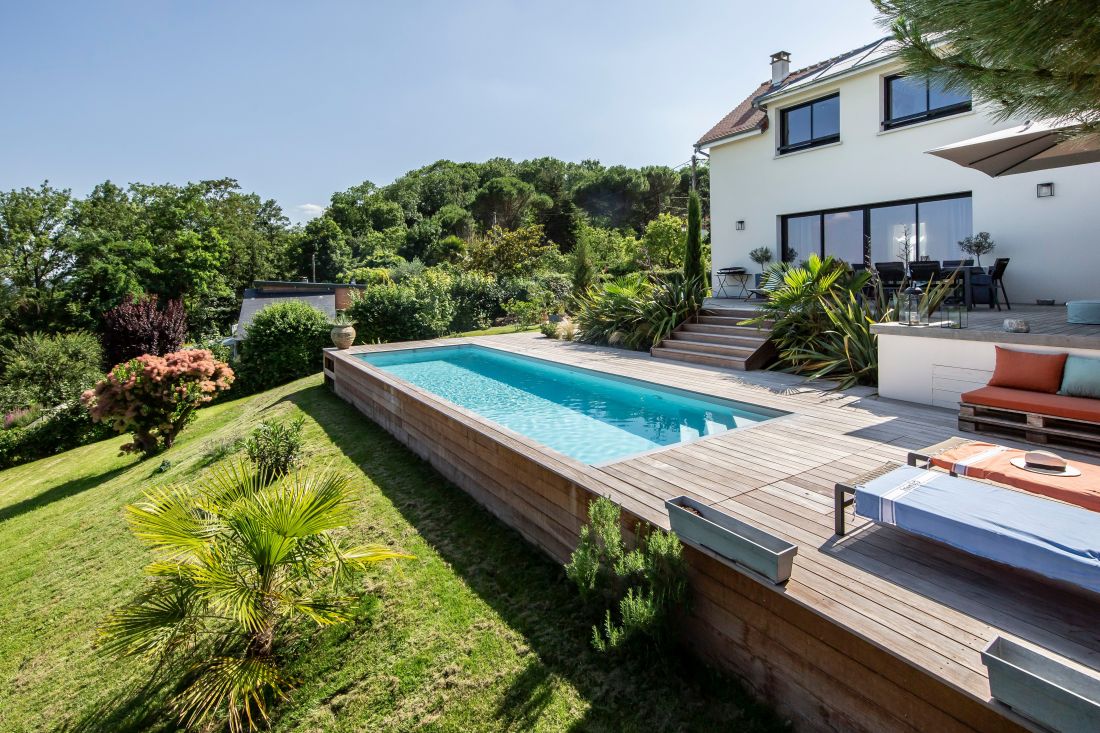 Totalement hors-sol sur ses 10m, le couloir de nage est suspendu au-dessus du terrain naturel pour permettre la création d'un espace piscine parfaitement relié à la maison.