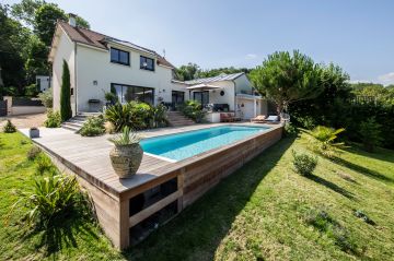 Positionnée loin de la maison, la pompe à chaleur de la piscine est dissimulée sous la terrasse pour une parfaite discrétion. Nécessitant d'être à l'air libre, le bardage de la piscine a été ajouré pour en assurer le bon fonctionnement.