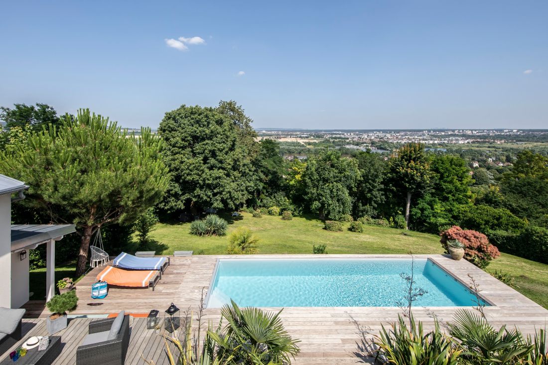 La maison et la piscine offrent un point de vue incroyable sur la Seine et la campagne francilienne.