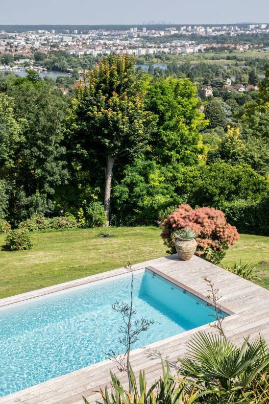 Implantée dans la pente, la piscine offre un point de vue idéal pour les rêveries au calme laissant au loin l'agitation de la région parisienne.