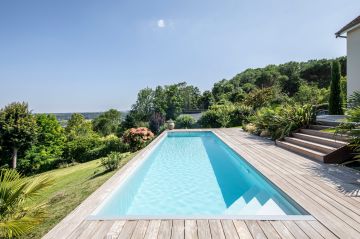 Au premier plan, sous le caillebotis, se cache le rideau immergé qui assurera en quelques secondes la sécurité du plan d'eau. Le luxe, c'est aussi la sérénité.