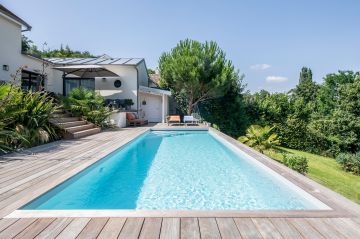 L'espace piscine est constitué d'importantes surfaces de terrasse en ipé qui s'étagent sur plusieurs niveaux et donnent un volume et du charme à l'ensemble.