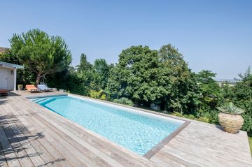 Au pied d'une maison d'architecte qui dispose de tous les codes contemporains, la piscine apporte une sobriété, un luxe et un calme lorsque le plan d'eau reste imperturbé.