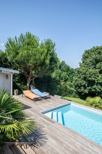 Deux bains de soleil et une piscine... la possibilité de la détente est un relâchement dans le quotidien souvent chargé de vies actives bien remplies.