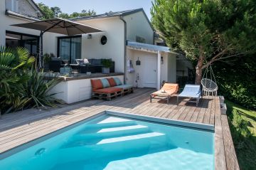 Dès que le soleil se montre, la piscine transforme la maison en un petit havre à l’écart du monde.