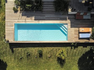 Toujours tirée à quatre épingles, la Piscinelle est un rectangle bleu dans le rectangle de la terrasse en ipé.