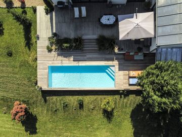 Vue en plongée depuis le drone qui promène un regard curieux sur cette grande tâche bleue...