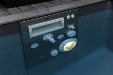 La Piscinelle Iki est équipée d'un Mur Filtrant (Mf5) véritable cerveau de la piscine qui gère l'ensemble des flux hydraulique, la nage à contre-courant et l'éclairage Led de la piscine. Tout cela avec l'élégance et la discrétion d'une belle plaque d'inox.