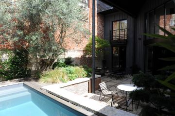 L'ensemble de la scène et la piscine invitent au repos, comme un voyage entre un jardin japonais et une architecture post industrielle.