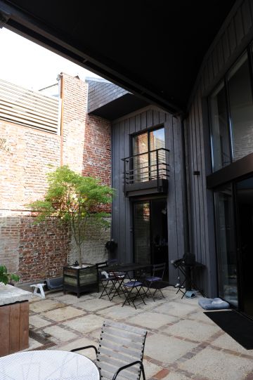 La cour intérieur dispose d'un vrai caractère industriel contemporain à la façon d'un loft.