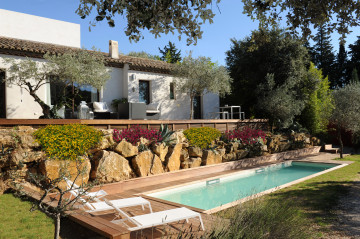 Une piscine couloir de nage avec une terrasse en bois 