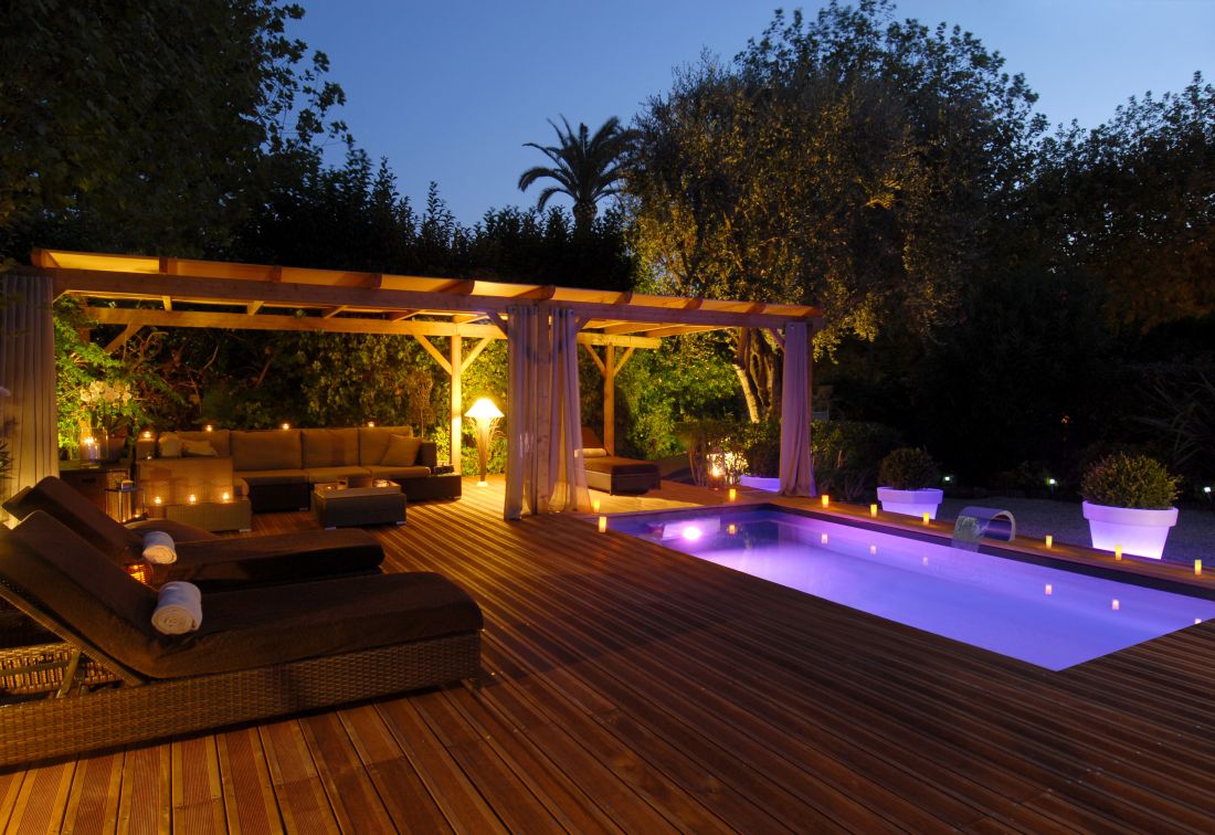 La piscine, même simple objet de décoration, est au centre de l'espace extérieur par son éclairage.