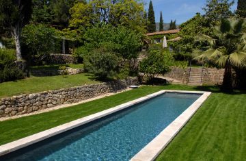 A Piscinelle lap pool with an aluminium structure