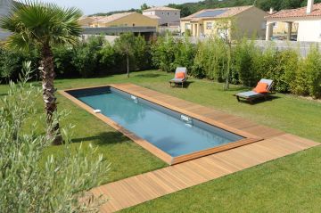 Une piscine en bois dans un jardin provencale
