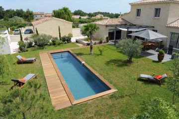 Vue d'ensemble d'un jardin et de sa Piscinelle
