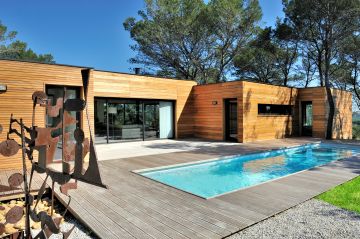 Une piscine couloir de nage avec une grande terrasse