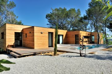 Piscine intégrée au projet de construction de maison bois ultra contemporaine en Provence. Architecte : Benoit Gillet.