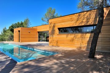 L'ombre des arbres sur le bleu azur de l'eau
