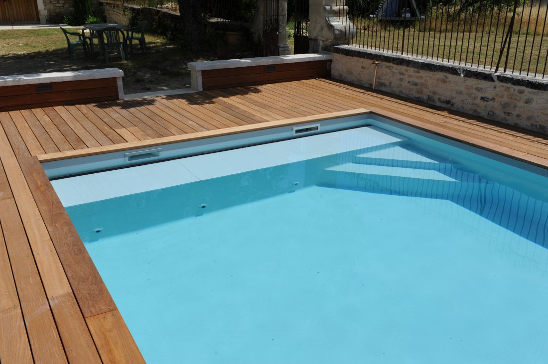 Piscinelle Cr9 with a hybrid Escabanc (1 x 80cm full-width step and 2 x 66cm, 33cm corner steps) and steel-grey liner.