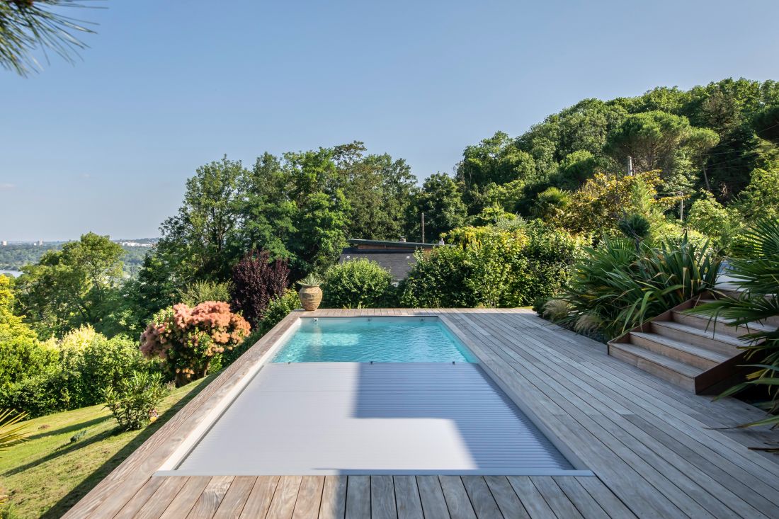 Couverture automatique immergée pour la sécurité des piscines.