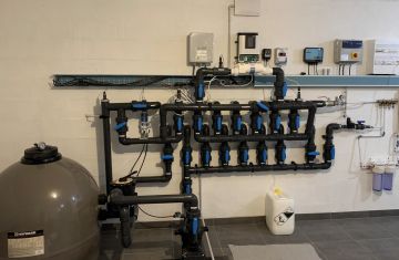 Exemple d'un local technique en cours de finalisation pour une grande piscine comportant de nombreux équipements et options d'automatisation du traitement de l'eau.