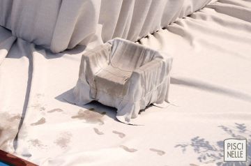 Fauteuil au bord de la piscine emballé comme clin d’œil à Christo