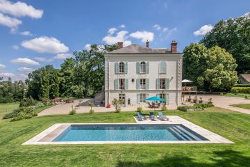 Une grande Piscinelle de la gamme Cr auprès d'une belle maison de maître.