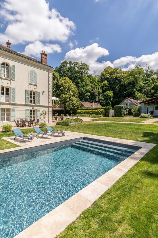 Les lignes droites tranchent avec un décor champêtre et joignent leur modernité à la tradition environnante.