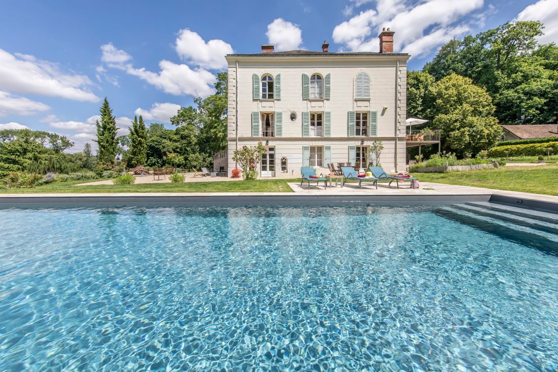 La Piscinelle est le nouveau miroir dans lequel admirer la demeure.