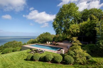 Nichée dans son écrin de verdure à l'aplomb de la Manche, la Piscinelle s'inscrit comme naturellement dans son environnement.