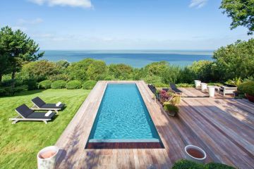 New photo report: A Piscinelle pool with a view of the English Channel…